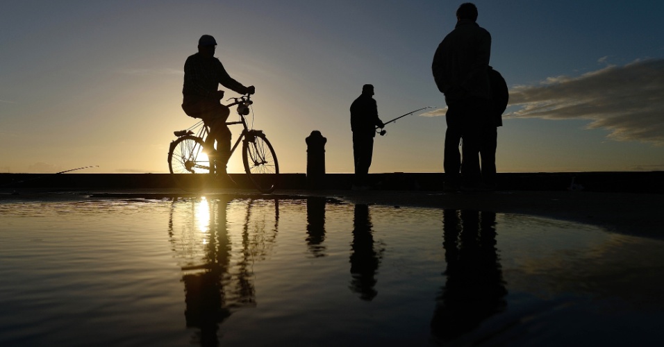 17.out.2014 - Pescadores são avistados em cais ao nascer do sol em Les Sables d'Olonne, na França