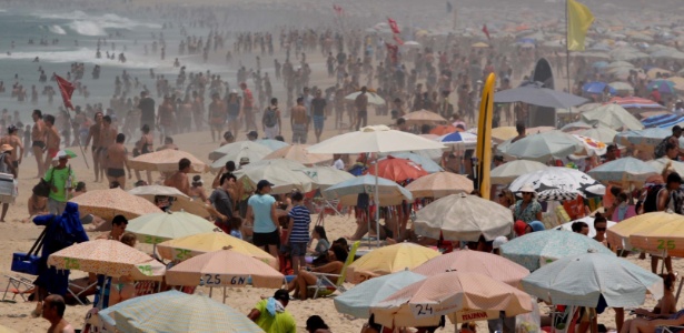 Banhistas aproveitam o calor na praia de Ipanema, na zona sul do Rio - Alessandro Buzas/Agência O Dia/Estadão Conteúdo