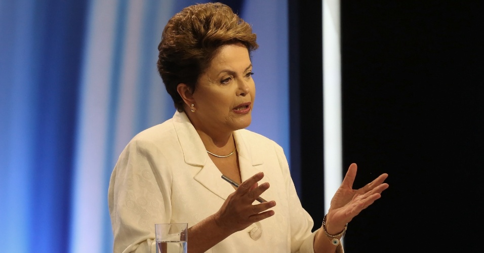 19.out.2014 - A presidente Dilma Rousseff, candidata à reeleição pelo PT, participa de debate do segundo turno dos candidatos à Presidência, promovido pela Record, neste domingo (19)