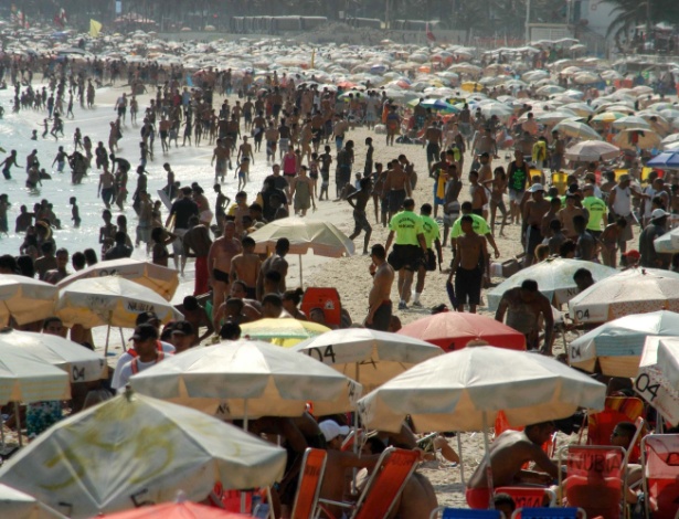 Banhistas lotam a praia do Arpoador, no Rio de Janeiro: desde o início do verão, as temperaturas permaneceram altas no sudeste - Alessandro Buzas/Agência O Dia/Estadão Conteúdo