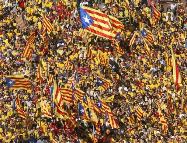 Dezenas de milhares de catalães lotaram o centro de Barcelona - Albert Gea/Reuters