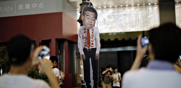 19.out.2014 - O chefe do executivo local de Hong Kong, CY Leung,é "enforcado" por manifestantes pró-democracia - Carlos Barria/Reuters