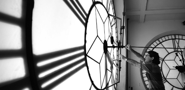 Relojoeiro acerta o relógio da Estação de Luz para o horário de verão em 2014 - Reinaldo Canato - 19.out.2014/UOL
