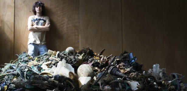 Boyan Slat, 20, e a montanha de lixo coletada - BBC/The Ocean Cleanup