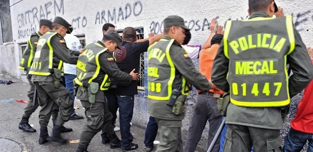 Policiais revistam suspeitos durante operação contra o crime em Cáli, na Colômbia - Luis Robayo/AFP/Getty