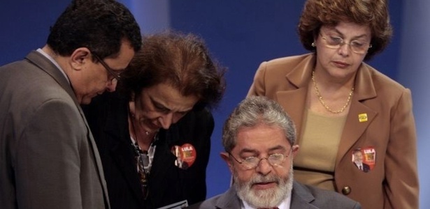 João Santana (à esq.) acompanha debate do segundo turno das eleições presidenciais de 2006 - Marlene Bergamo/Folha Imagem