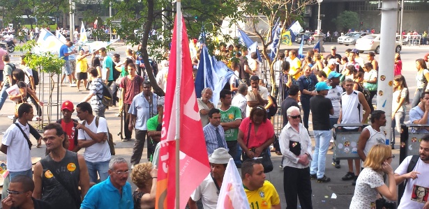 Militantes do PT e PSDB disputam espaço na Praça 7, em Belo Horizonte - Vinícius Segalla/UOL