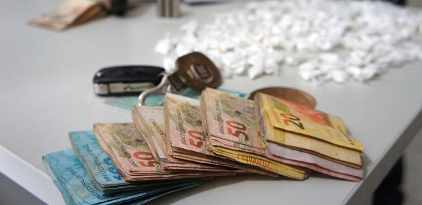 Polícia apreendeu R$ 6.786 em dinheiro vivo, um Fiat Punto, uma motocicleta Honda CG 125, maconha, crack, 190 trouxas de cocaína e uma arma com traficantes no sertão de Sergipe - Reinaldo Gasparoni/Divulgação