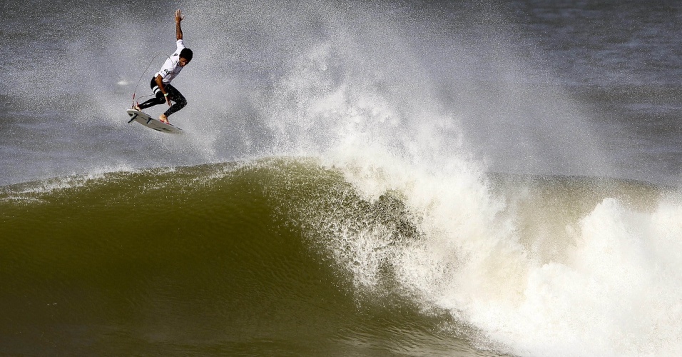 20.out.2014 - O surfista brasileiro Filipe Toledo salto em uma onda na competição Moche Rip Curl Pro, em Peniche, Portugal