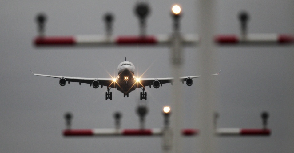 20.out.2014 - Um avião da Lufthansa se aproxima do aeroporto de Frankfurt, na Alemanha