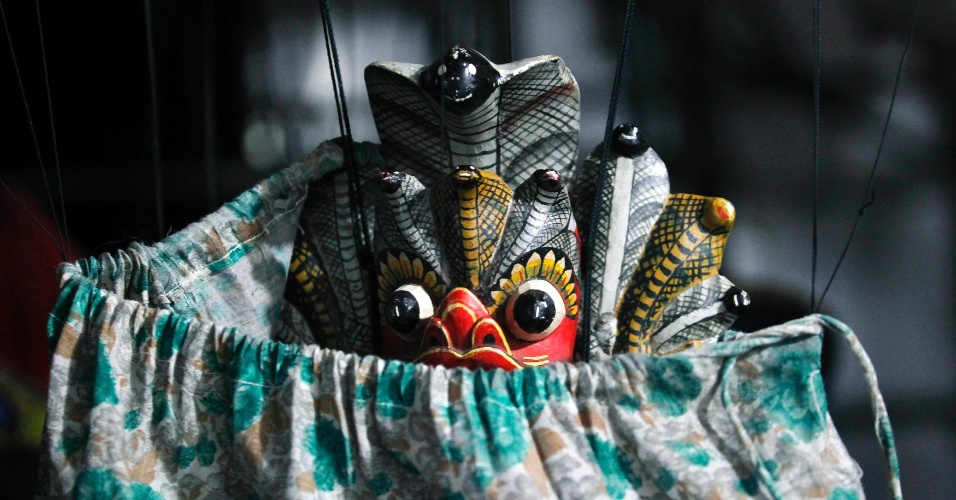 20.out.2014 - Marionete é manuseada antes do início de show em Colombo, no Sri Lanka