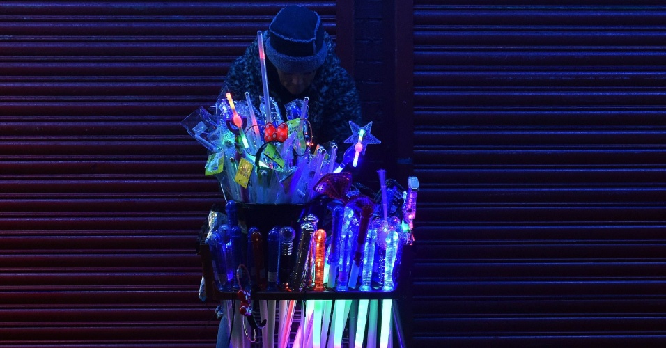 20.out.2014 - Um vendedor ambulante vende bens iluminados em Blackpool, na Inglaterra