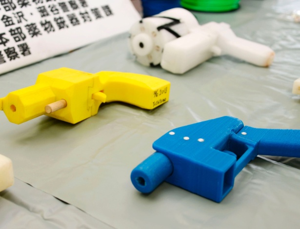Armas feitas em impressoras 3D são exibidas em delegacia de Yokohama (Japão).