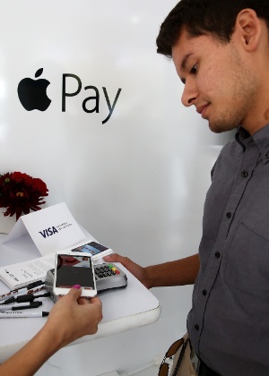 Homem observa demonstração do serviço Apple Pay em quiosque na cidade de San Francisco (Califórnia); com essa plataforma, donos de dispositivos Apple transformam o aparelho em uma carteira virtual - Justin Sullivan/Getty Images/AFP