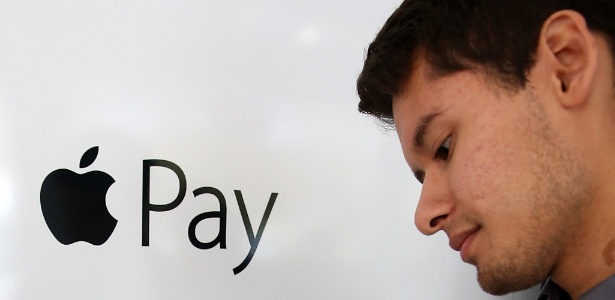 Homem observa demonstração do serviço Apple Pay em quiosque na cidade de San Francisco (Califórnia) - Justin Sullivan/Getty Images/AFP