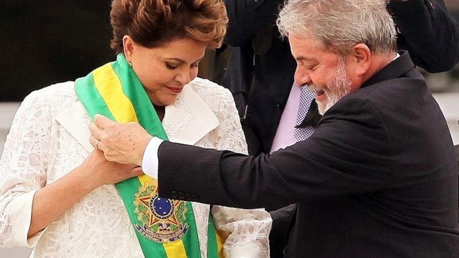 Lula passa a faixa presidencial para sua sucessora, Dilma Rousseff, no dia 1º de janeiro de 2011. Agora, eleitores querem que Dilma, afastada por um golpe em 2016, passe a faixa para Lula no dia 1º de janeiro de 2023. - Flávio Florido/UOL