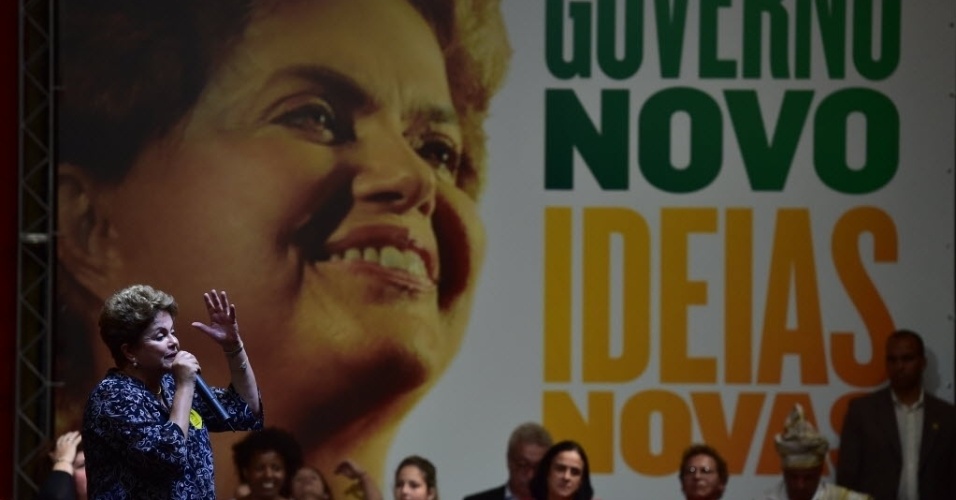 15.out.2014 - A presidente da República e candidata à reeleição pelo PT, Dilma Rousseff, participa de encontro com professores, na avenida Paulista, em São Paulo (SP), nesta quarta-feira (15). Alguns educadores fizeram um protesto na frente do local da reunião