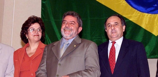 Foto de dezembro de 2002 mostra o então presidente eleito Lula entre Dilma Rousseff (ministra de Minas e Energia) e Cristovam Buarque (ministro da Educação) - 20.dez.2002 - Luiz Carlos Murauskas/Folhapress