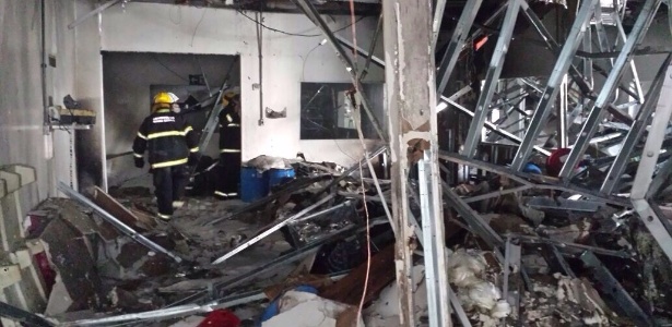 Bombeiros fazem operação de rescaldo em fábrica de Pouso Alegre após a explosão de uma estufa, que deixou ao menos 26 feridos - Divulgação/Corpo de Bombeiros