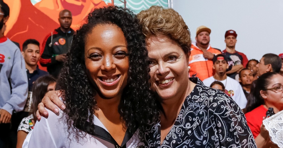 21.out.2014 - Em manifestação de apoio à reeleição da presidente Dilma Rousseff, a cantora Negra Li participou de ato Periferia com Dilma, em Itaquera, na zona leste de São Paulo
