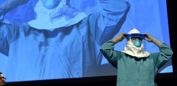 Funcionários de saúde mostram maneira correta de colocar traje de proteção para evitar contaminação pelo ebola durante seminário para médicos e enfermeiros em Nova York - TimothyA. Clary/AFP - 21.out.2014