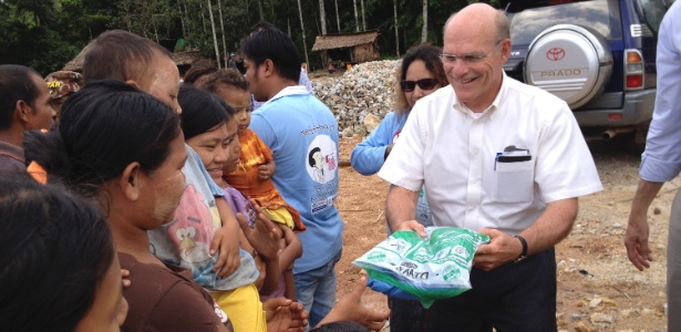 Timothy Ziemer, coordenador da Iniciativa do Presidente contra a Malária, entrega mosquiteiros em uma vila de trabalhadores em foto sem data em Mianmar - Donald G. McNeil Jr. via The New York Times