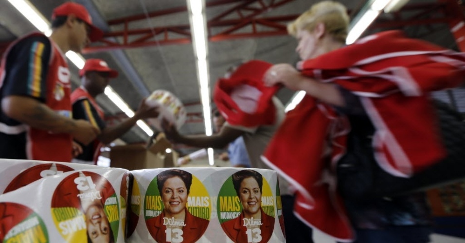 9.out.2014 - Apoiadores organizam material de campanha da presidente e candidata à reeleição pelo PT, Dilma Rousseff, durante comício em São Paulo