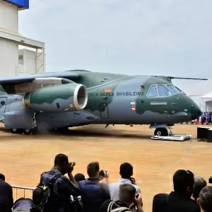 Embraer apresenta 1o protótipo do cargueiro KC-390