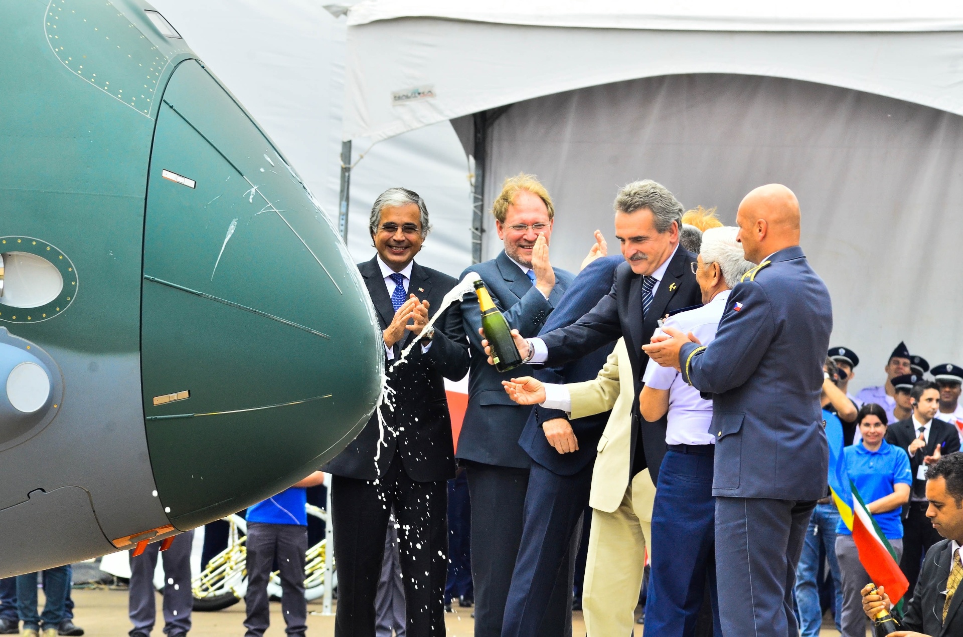 Embraer apresenta o protótipo do cargueiro militar KC-390, na cidade de Gavião Peixoto (SP). O acordo entre a Força Aérea Brasileira (FAB) e a fabricante brasileira de aviões prevê a aquisição de 28 aeronaves ao longo de dez anos. A primeira entrega está programada para 2016 - Nilton Cardin/Estadão Conteúdo