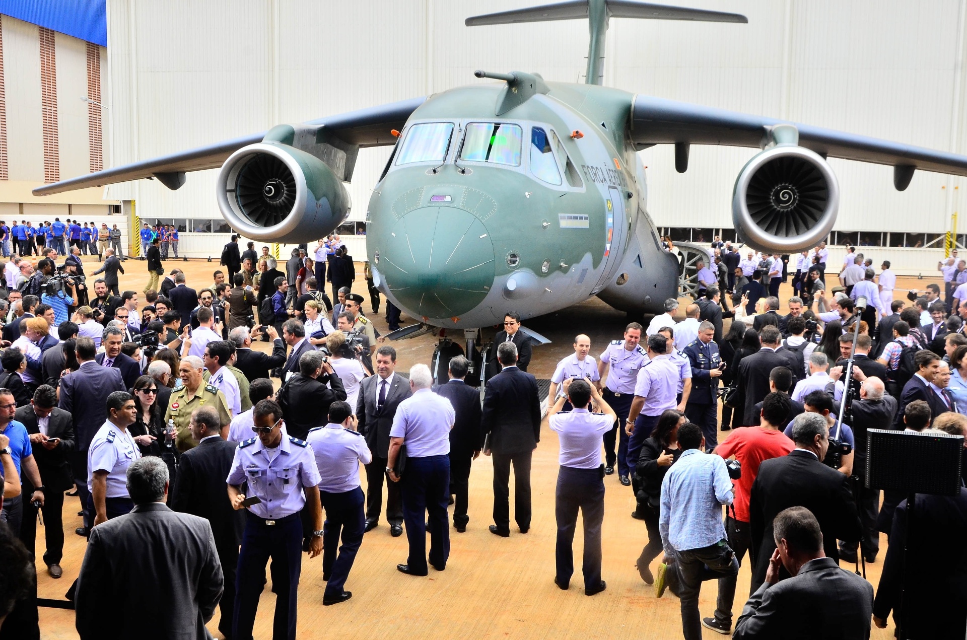 Embraer apresenta o protótipo do cargueiro militar KC-390, na cidade de Gavião Peixoto (SP). O acordo entre a Força Aérea Brasileira (FAB) e a fabricante brasileira de aviões prevê a aquisição de 28 aeronaves ao longo de dez anos. A primeira entrega está programada para 2016 - Nilton Cardin/Estadão Conteúdo