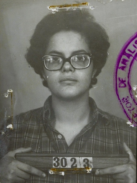 Foto da ficha de Dilma no Serviço Nacional de Informação (SNI), aos 25 anos. A ex-presidente foi torturada pelo regime militar. - Reprodução