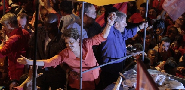 Dilma Rousseff faz campanha ao lado do ex-presidente Lula no centro de Recife