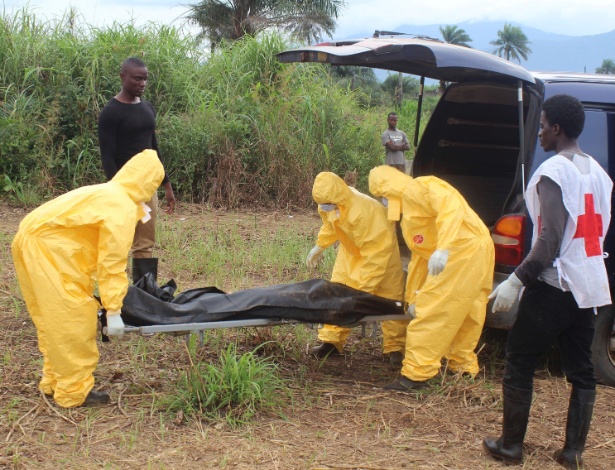 Equipes de saúde carrega corpo de uma vítima de ebola no distrito de Waterloo na cidade de Freetown - Josephus Olu-Mamma/Reuters