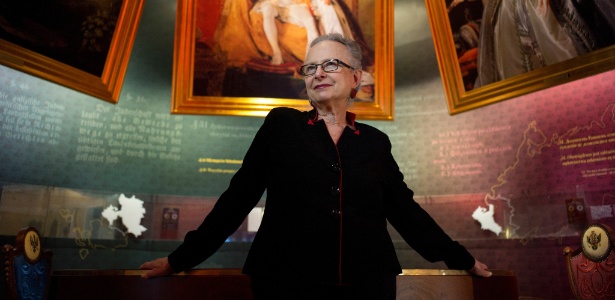 Barbara Kirshenblatt-Gimblett, professora de cultura judia do leste europeu na Universidade de Nova York, é a organizadora da exibição no museu situado em Warsa - Maciek Nabrdalik/The New York Times