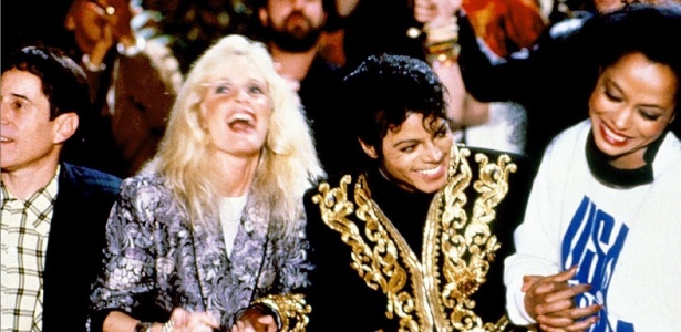 Paul Simon, Kim Carnes, Michael Jackson e Diana Ross em cena do clipe da música "We Are the World"