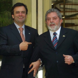 Numa eleição presidencial que fosse realizada neste momento, o senador Aécio Neves (PSDB-MG) venceria o ex-presidente Luiz Inácio Lula da Silva (PT). na foto, os dois políticos em 2004 - Eduardo Knapp/Folha Imagem