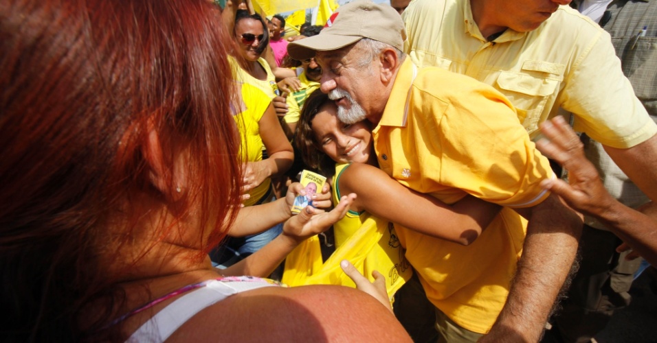 23.out.2014 - Criança abraça o governador e candidato à reeleição pelo PSDB, Simão Jatene, durante ato de campanha no município de Baião, na quarta-feira (22)