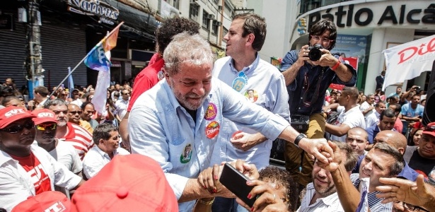 O ex-presidente Luiz Inácio Lula da Silva faz campanha para Dilma em São Gonçalo, no Rio - Eduardo Anizelli - 23.out.2014 /Folhapress