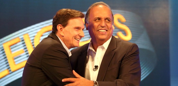 O senador Marcelo Crivella (PRB) e o atual governador Luiz Fernando Pezão (PMDB) se abraçam antes do debate