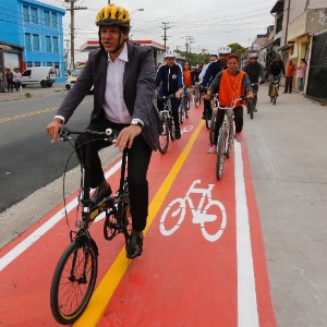 Prefeito de São Paulo, Fernando Haddad (PT) anda de bicicleta em ciclovia em São Miguel Paulista, zona leste, em 2014 - Moacyr Lopes Junior/Folhapress