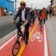 23.out.2014 - Prefeito de São Paulo, Fernando Haddad (PT) anda de bicicleta em ciclovia recém-inaugurada no distrito de São Miguel Paulista, zona leste da capital. Parte de dos 8,2 km da via foi implantada sobre calçadas. Desde o começo da gestão Haddad foram construídos 100 km de ciclovias na cidade. A meta da prefeitura é implantar 400 km de vias exclusivas para ciclistas até o fim de 2015 - Moacyr Lopes Junior/Folhapress
