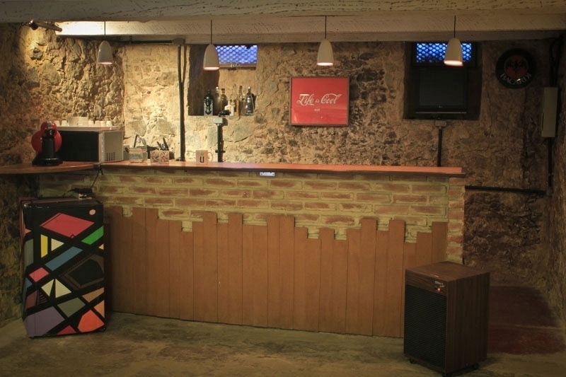 Agência de publicidade República, em Rio de Janeiro,  tem bar e jardim onde são feitas reuniões semanais - Divulgação