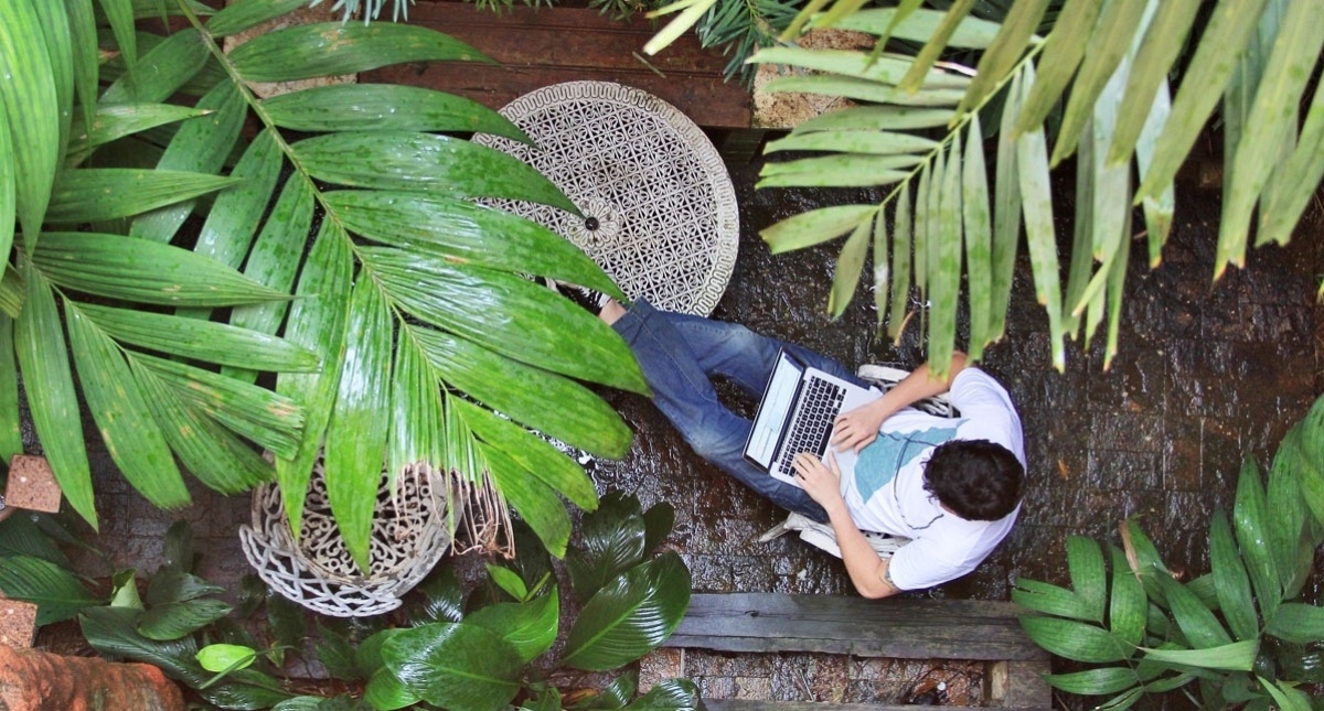 Agência de publicidade República, em Rio de Janeiro,  tem bar e jardim onde são feitas reuniões semanais - Divulgação