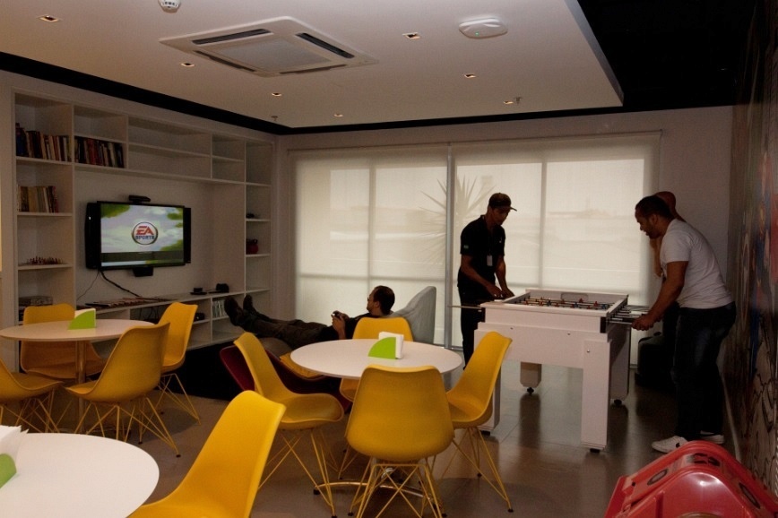 Empresa de tecnologia da informação Solve System, em São Paulo, tem massagem grátis e espaço com TV, videogame e pebolim - Divulgação