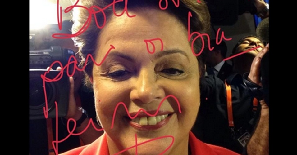 24.out.2014 - A presidente Dilma Rousseff, candidata à reeleição pelo PT, faz selfie antes do último debate do segundo turno das eleições presidenciais
