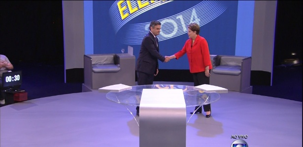 Dilma Rousseff (PT) e Aécio Neves (PSDB) se cumprimentam antes do debate