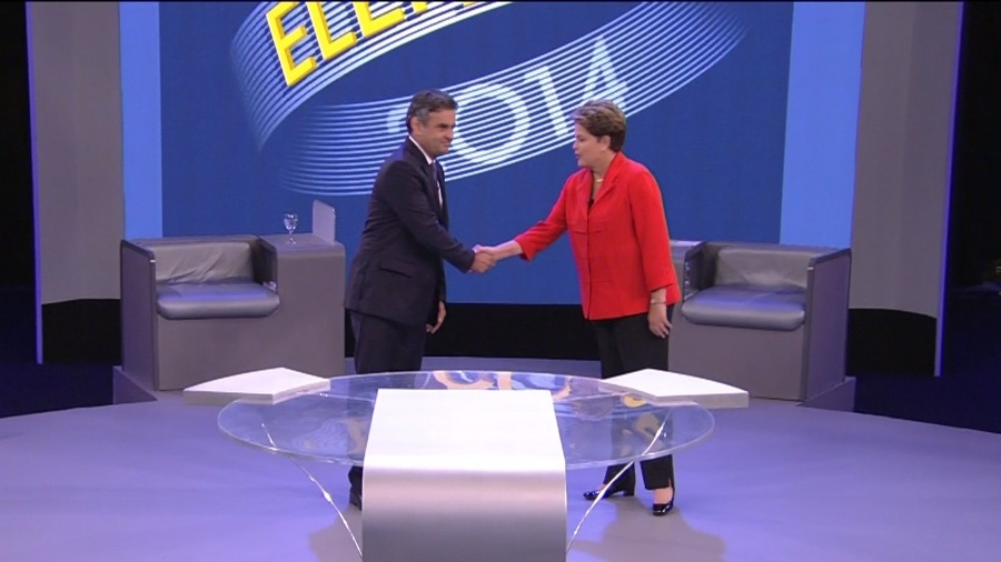 Dilma Rousseff (PT) e Aécio Neves (PSDB) se cumprimentam em debate eleitoral de 2014 para a Presidência - Reprodução/TV Globo