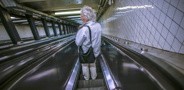 Mulher usa escada rolante na linha A do metrô de Nova York - Kena Betancur/Getty Images/AFP