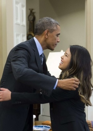 24.out.2014 - O presidente dos Estados Unidos, Barack Obama, recebe a enfermeira curada do ebola Nina Pham na Sala Oval da Casa Branca - Saul Loeb/AFP
