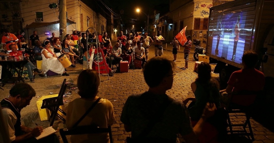 24.out.2014 - Moradores da na Vila Mimosa, no Rio de Janeiro assistem ao debate entre os candidatos Dilma Rousseff (PT) e Aécio Neves (PSDB), nesta sexta-feira (24)